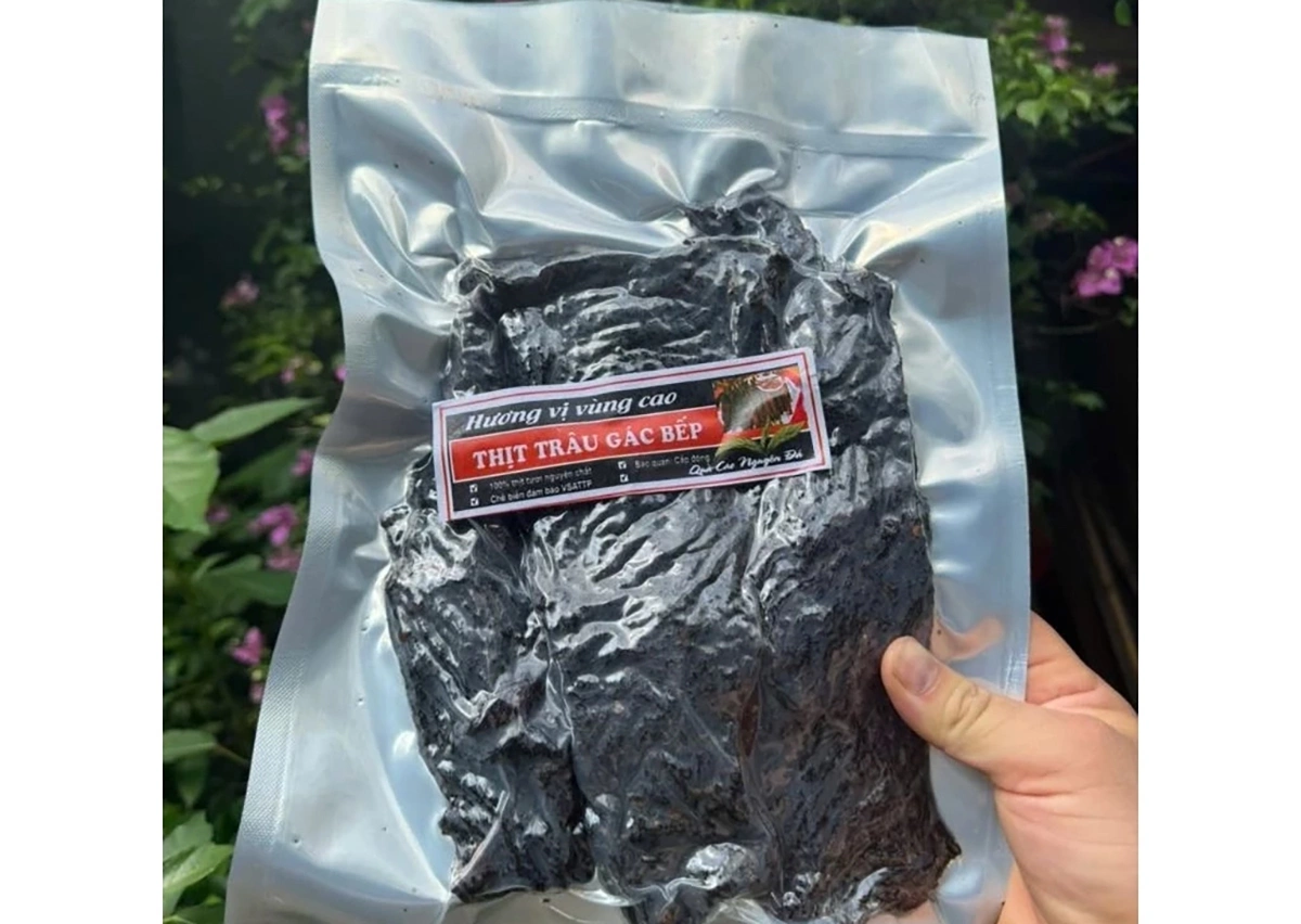 Cả làng sản xuất thịt trâu gác bếp giả