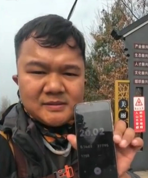 Đi bộ 1.400 km về quê, chàng trai giảm 25 kg và hết sạch mỡ máu