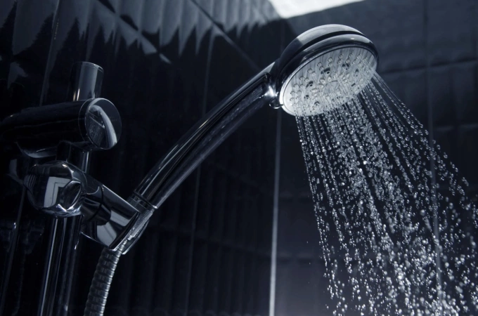 Bác sĩ cảnh báo sốc nhiệt khi tắm vòi hoa sen mùa đông