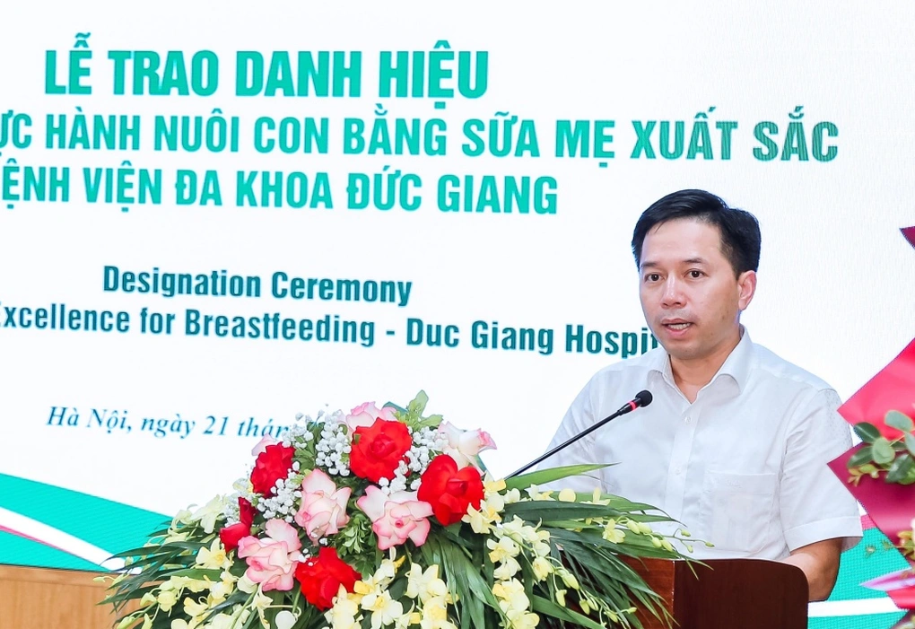 Cho trẻ bú sớm, da kề da với mẹ : Lợi ích vàng