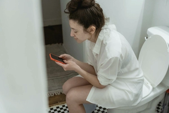 7 tác hại của việc dùng điện thoại khi đang đi vệ sinh
